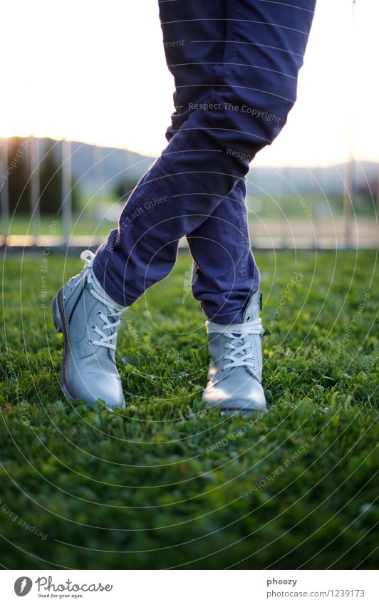 Schdiefel Stil feminin Mädchen Beine Fuß 1 Mensch 8-13 Jahre Kind Kindheit Hose Schuhe Stiefel stehen grün violett Erholung Gelassenheit Kontrolle Farbfoto