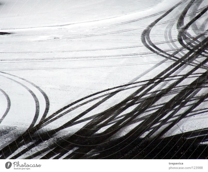 fahrspuren II Winter weiß grau Jahreszeiten Schneedecke Schneespur Spuren Winterdienst fahren Hintergrundbild Autofahren Reifenspuren Fahrbahn Neuschnee Fußspur