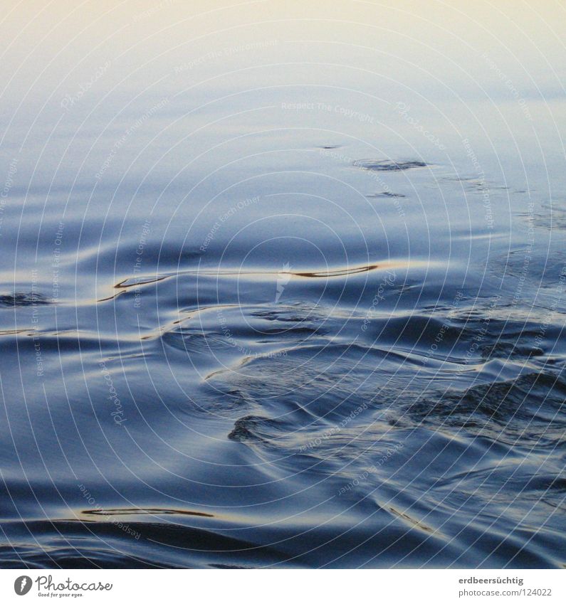 blau-weich schön Wellen Wasser Bach Fluss frisch Stimmung friedlich sanft gekräuselte Oberfläche meditativ Loire Abenddämmerung Brise Klarheit Physik