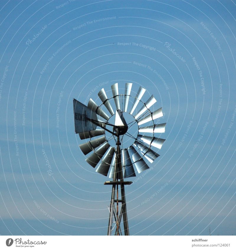 Radl im Wind Windmühle Erneuerbare Energie Elektrizität ökologisch Umwelt Umweltschutz umweltfreundlich Schonen elektrisch Elektrisches Gerät Himmel