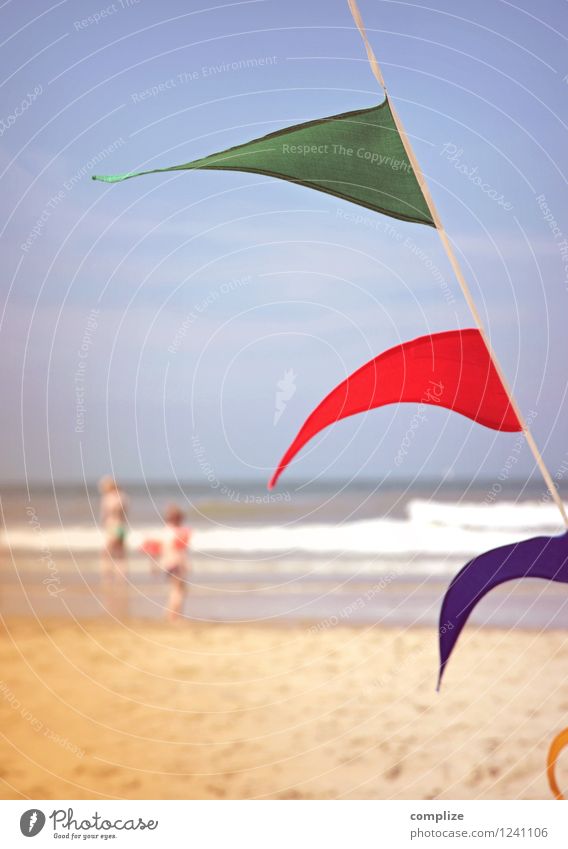 ein Sommertag Kinderspiel Ferien & Urlaub & Reisen Tourismus Sommerurlaub Sonne Sonnenbad Strand Meer Wellen Idylle retro altehrwürdig Schwimmhilfe Fahne