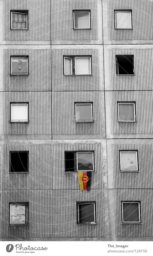 Nostalgie Fahne Wiedervereinigung Wappen Deutsche Flagge Plattenbau Osten Deutschland grau Wohnung Fenster Ostalgie Vergangenheit historisch Kommunismus