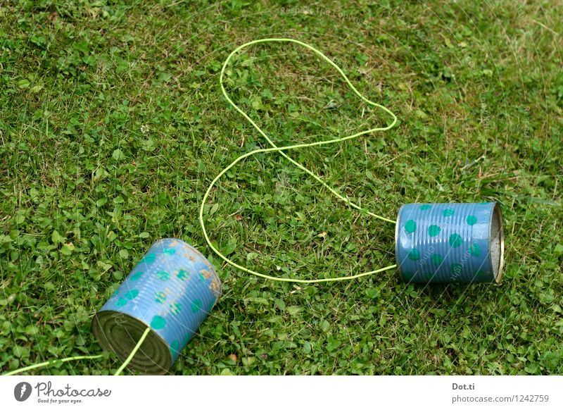 Büchsen to go Spielen Natur Gras Garten Dose Metall blau grün Freude Stelzen bemalt Blech Konservendose Schnur Punkt selbstgemacht Farbfoto Außenaufnahme Muster