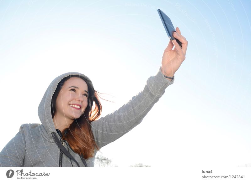 junge Frau mir smartphone Lifestyle Freude Handy PDA Mensch feminin Junge Frau Jugendliche Erwachsene 1 18-30 Jahre lachen Glück Fröhlichkeit Coolness Selfie