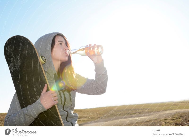junge Frau mit skateboard Getränk trinken Erfrischungsgetränk Limonade Bier Flasche Lifestyle Mensch feminin Erwachsene Jugendliche 1 18-30 Jahre Glück