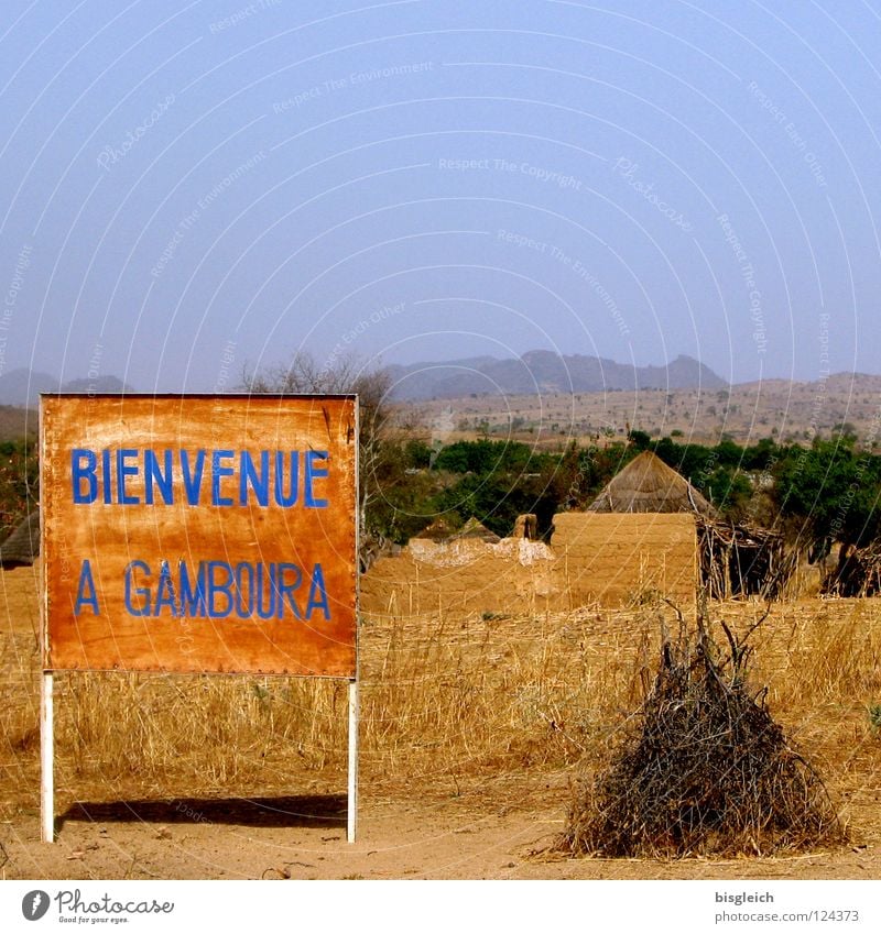 Welcome to Gamboura (Kamerun) Farbfoto Außenaufnahme Menschenleer Textfreiraum oben Berge u. Gebirge Afrika Dorf Hütte Hinweisschild Warnschild Armut braun