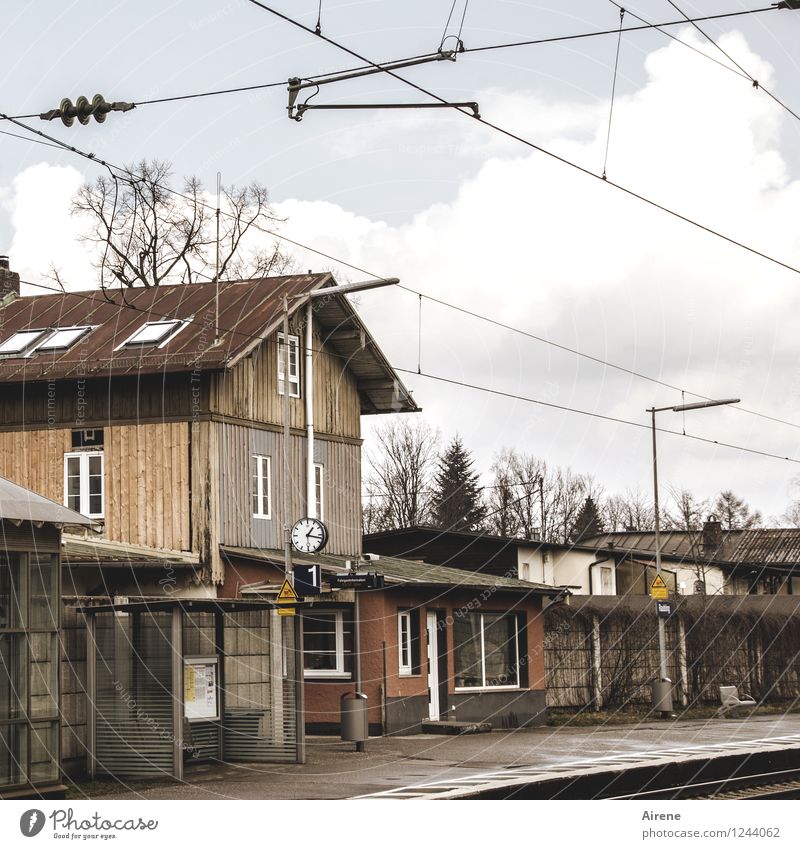 Alltagsromantik Dorf Menschenleer Haus Bahnhof warten historisch trist braun Frustration Ferien & Urlaub & Reisen normal Wartehäuschen Bahnsteig trüb
