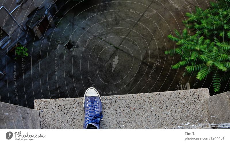 Ausweglos Mensch Fuß Angst Höhenangst Abschied Selbstmord Hinterhof Berlin Schuhe Farbfoto Außenaufnahme Tag
