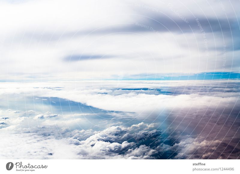 Zwischenräume (II/III) Natur Himmel Wolken fliegen Flugzeugausblick Wetter dramatisch Gegenlicht Farbfoto Außenaufnahme Luftaufnahme Menschenleer