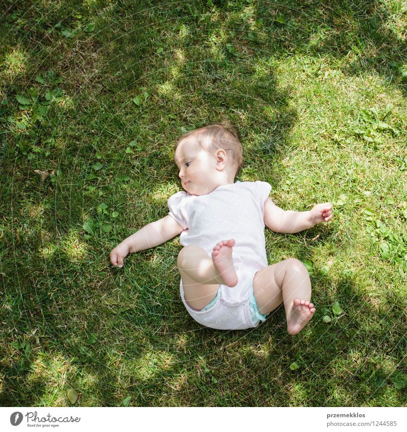 Baby, das auf Gras liegt Sommer Mädchen Kindheit 1 Mensch 0-12 Monate Pflanze Garten Park klein niedlich grün Natur natürlich Außenaufnahme Tag Vogelperspektive