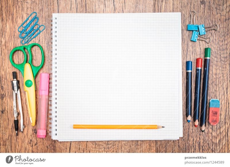 Notizblock mit Bleistift und anderem Zubehör Schreibtisch Schule lernen Arbeit & Erwerbstätigkeit Arbeitsplatz Werkzeug Schere Kompass Papier Zettel