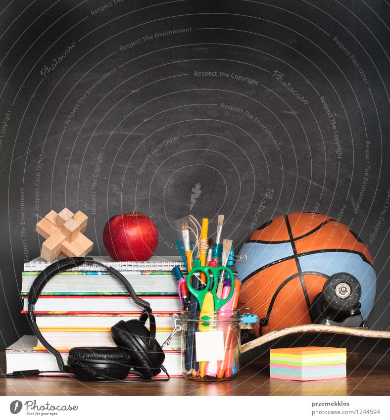 Schul- und Sportzubehör auf dem Desktop Frucht Apfel Schreibtisch Ball Schule Tafel Buch schwarz Bildung Erholung Hintergrund Basketball blanko Holzplatte