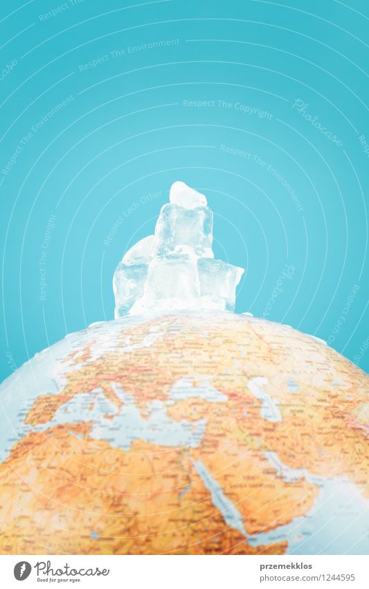 Kugel mit schmelzenden Eiswürfeln sparen Umwelt Natur Erde Klima Klimawandel Wärme Wasser Globus heiß blau Ende Idee Berg Wandel & Veränderung Würfel abbilden