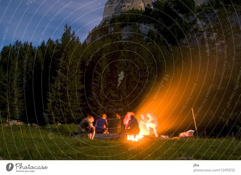 grillen mit Freunden Grillen Wohlgefühl Zufriedenheit Freizeit & Hobby Camping Sommer Berge u. Gebirge Polterabend Mensch Freundschaft Jugendliche