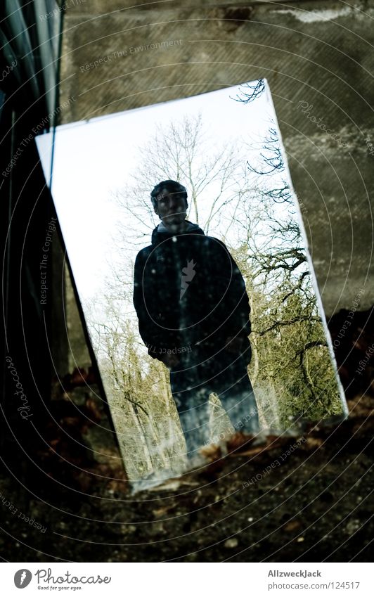 ausrangiert Spiegel Spiegelbild Reflexion & Spiegelung Selbstportrait abgelegen Licht Herbst Wand Porträt unklar grau Gemälde Mann Vergänglichkeit selbst parken