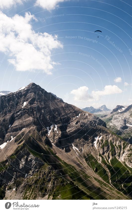 über dem Spitzhorn Lifestyle Wohlgefühl Zufriedenheit Erholung ruhig Freizeit & Hobby Ausflug Sommer Berge u. Gebirge Sport Gleitschirm Gleitschirmfliegen
