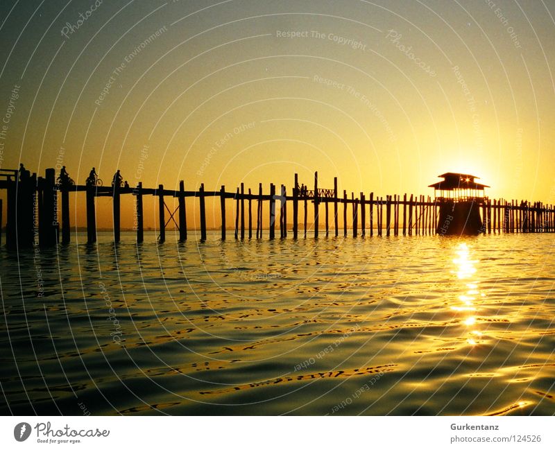 Sonnenkraft Myanmar Mandalay Teak Holz Holzbrücke Asien Abenddämmerung See Gegenlicht Licht Brücke Himmelskörper & Weltall u-bein Pfosten Wasser Schatten