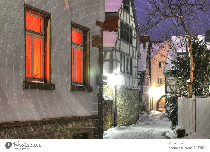 Winter in Groß-Umstadt Architektur Schnee Haus Gebäude Mauer Wand Fenster Straße Wege & Pfade kalt Außenaufnahme Menschenleer Textfreiraum links Abend Dämmerung
