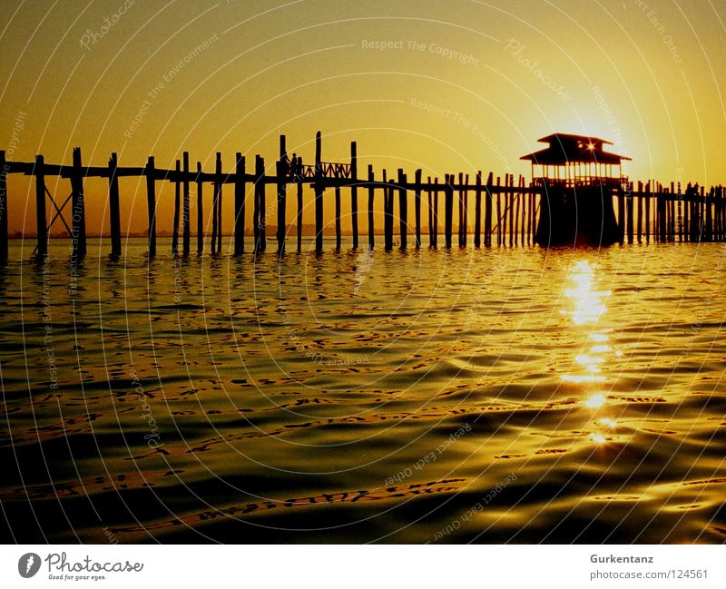 Sonnenkraftwerk Myanmar Mandalay Teak Holz Holzbrücke Asien Abenddämmerung See Gegenlicht Licht Brücke Himmelskörper & Weltall u-bein Pfosten Wasser Schatten