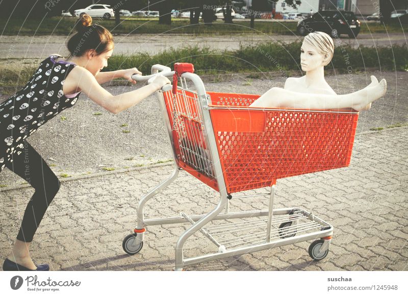 einkaufen gehen ... Kind Mädchen Fräulein Jugendliche Junge Frau schieben rennen Einkaufswagen Schaufensterpuppe Damenschuhe Freiheit Kindheit skurril seltsam