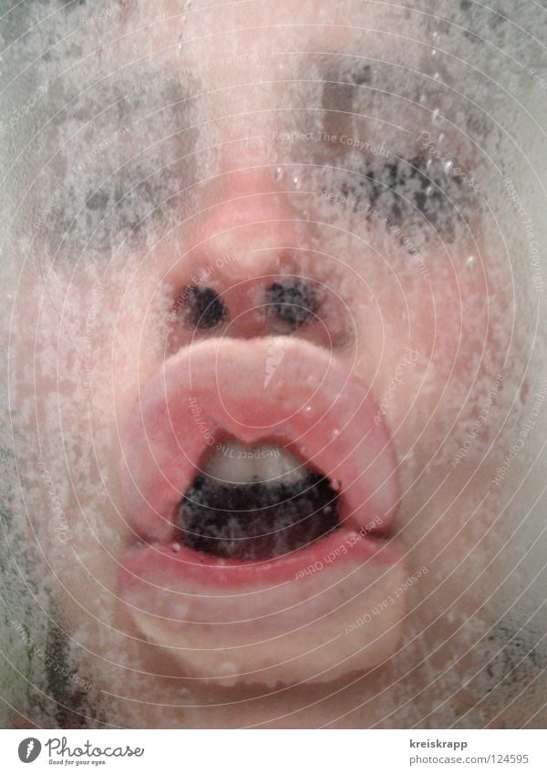 Duschknutsch Küssen Lippen Hallo feucht nass heiß Freude Dusche (Installation) Knutscher Wasser gelehrt Wassertropfen Fensterscheibe Mund Nase Breitmaul