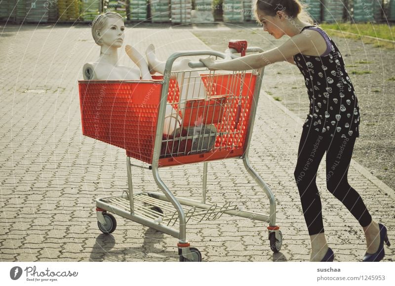 einkaufen gehen ..... Kind Mädchen Fräulein Jugendliche Junge Frau schieben Einkaufswagen Schaufensterpuppe Damenschuhe Kindheit skurril seltsam Geschichte