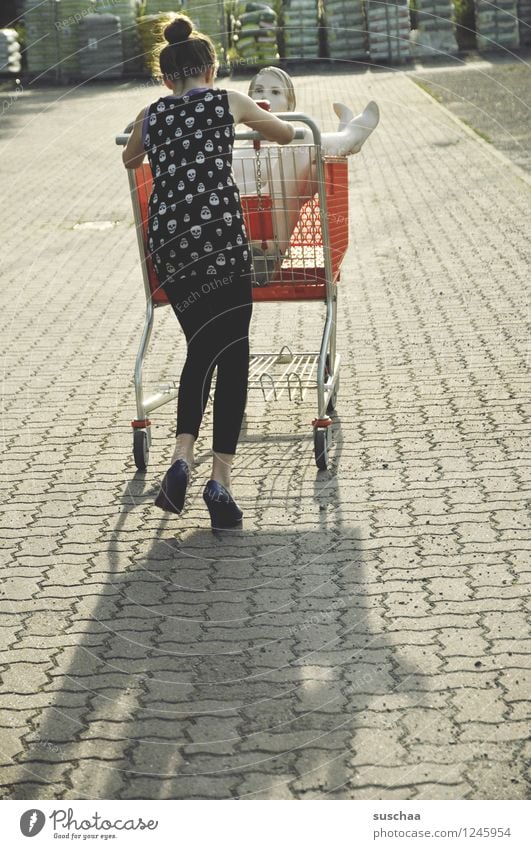 einkaufen gehen ..... Kind Mädchen Fräulein Jugendliche Junge Frau schieben rennen Einkaufswagen Schaufensterpuppe Damenschuhe Kindheit skurril seltsam
