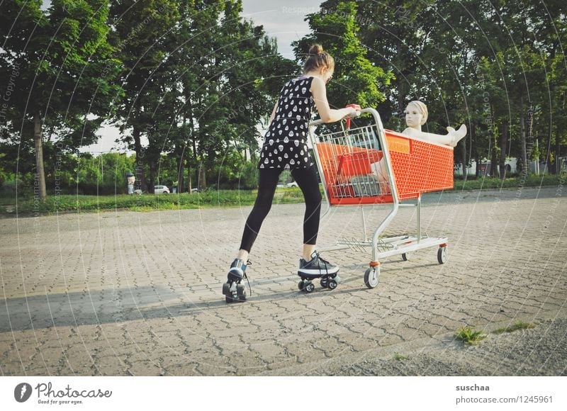 einkaufen gehen .. Kind Mädchen Fräulein Jugendliche Junge Frau schieben rennen Einkaufswagen Schaufensterpuppe Damenschuhe Kindheit skurril seltsam Geschichte