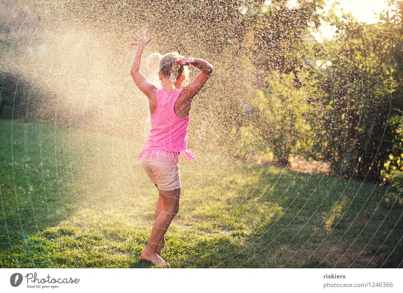 so muss sommer!! Mensch feminin Kind Mädchen Geschwister Kindheit 2 3-8 Jahre Wasser Wassertropfen Sommer Schönes Wetter Garten glänzend lachen laufen leuchten