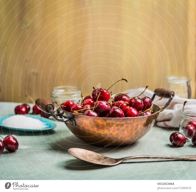 Süßkirschen im Topf auf Küchentisch Lebensmittel Frucht Ernährung Bioprodukte Getränk Saft Glas Löffel Stil Gesunde Ernährung Sommer Tisch Mauer Wand Design