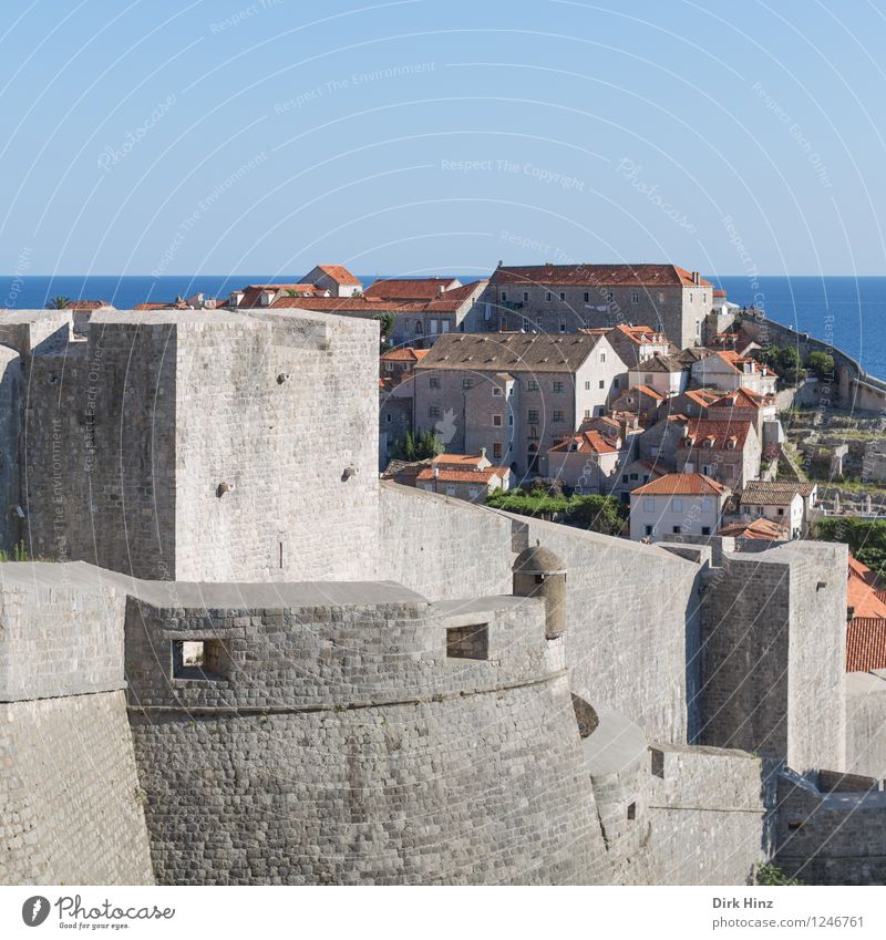 Stadtmauer Dubrovnik Altstadt Bauwerk Architektur Mauer Wand Sehenswürdigkeit Wahrzeichen Denkmal blau grau Kontrolle Sicherheit Tradition Überwachung Vertrauen