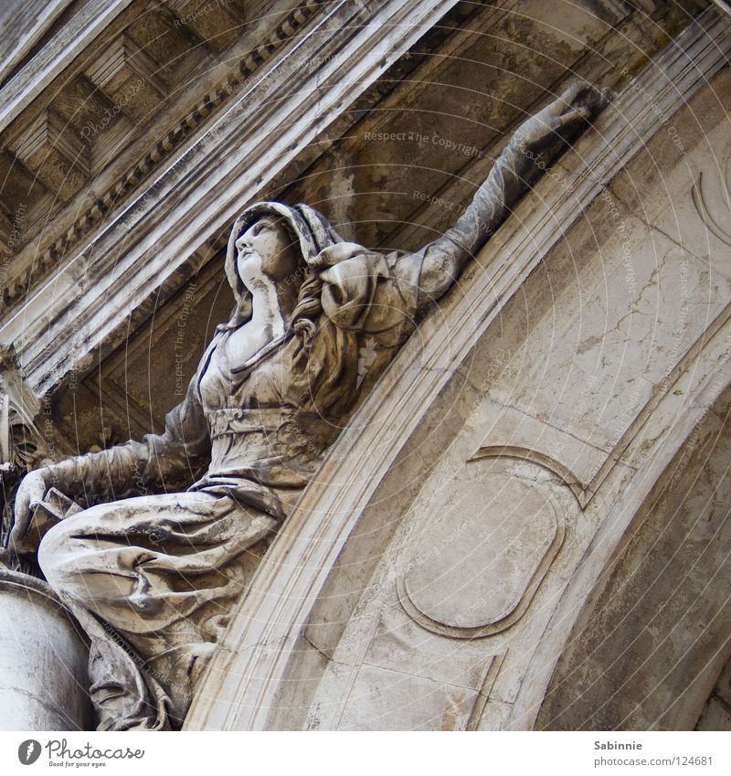 Verzweiflungstat Venedig Frau Umhang Hand salutieren Kapuze Kleid Statue Detailaufnahme Gotteshäuser Stein Arme Basilica Santa Maria della Salute