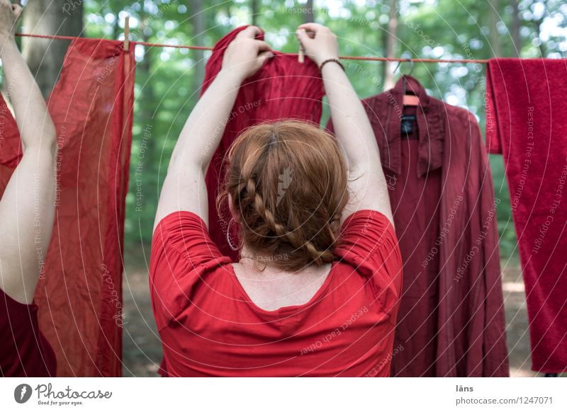 pZ3 l Wäsche aufhängen harmonisch Camping Mensch feminin Frau Erwachsene Leben 2 Wald Haare & Frisuren Diät festhalten grün rot achtsam Vorsicht fleißig