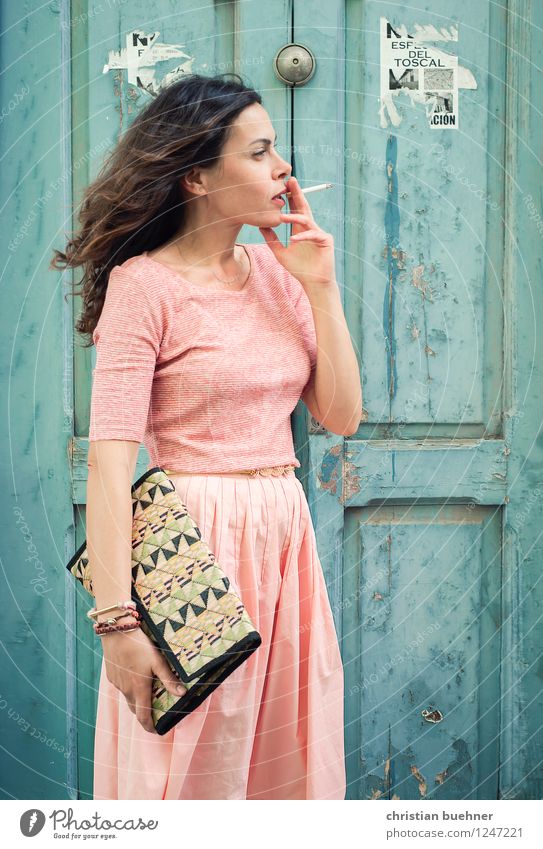 zigarettenpause elegant Stil Frau Erwachsene 1 Mensch 30-45 Jahre Kleid brünett langhaarig Erfolg Freundlichkeit frisch positiv ästhetisch Design Erholung