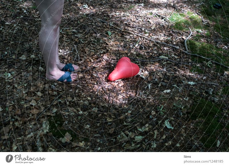 pZ3 l Herz gefunden Frau Erwachsene Beine 1 Mensch Umwelt Natur entdecken Liebe geheimnisvoll Boden finden verloren Luftballon herzlich Waldboden Außenaufnahme