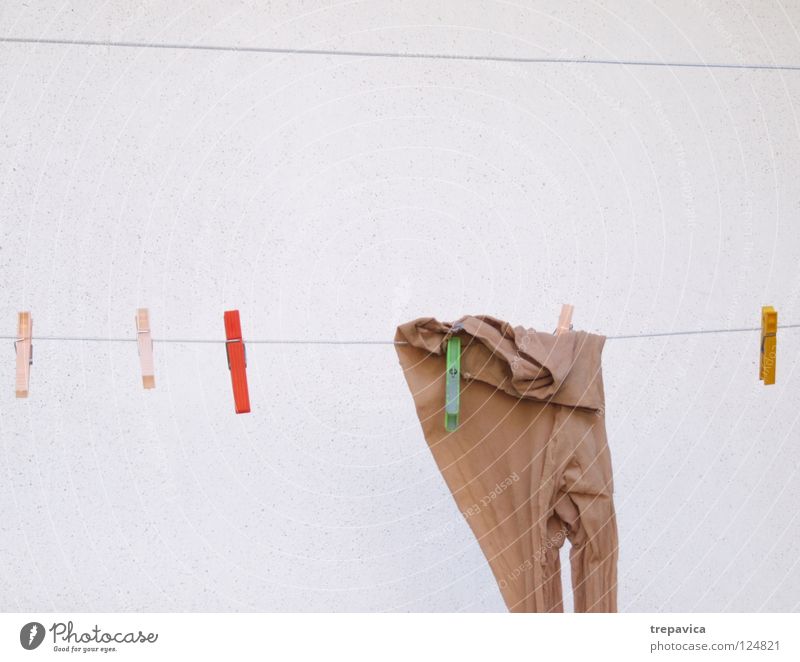 strumpfhosen Strumpfhose hängen Wand braun Nylon feminin mehrfarbig Wäscheleine trocknen Sauberkeit Bekleidung Haus Arbeit & Erwerbstätigkeit Einsamkeit Stil