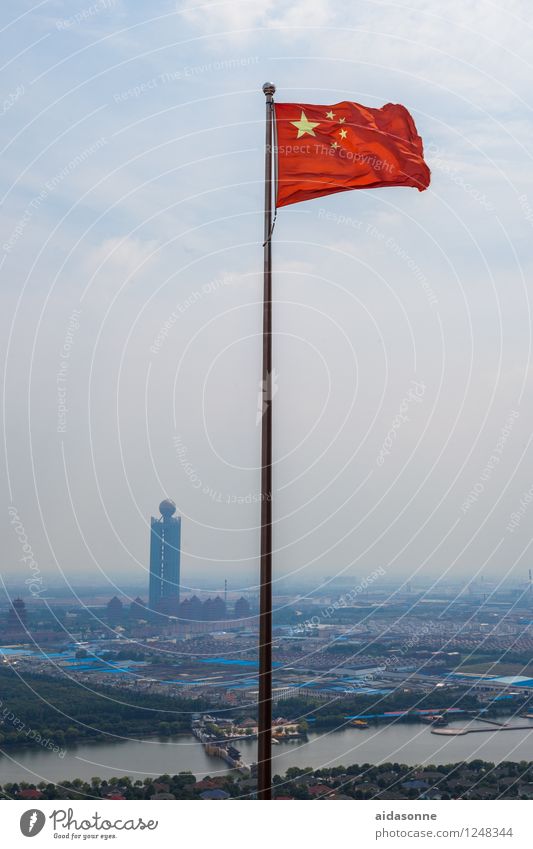 Chinas Flagge über den reichsten Dorf von China, Huaxi "Huaxi asien" Haus Turm Sehenswürdigkeit Wahrzeichen Erfolg Willensstärke Macht Tatkraft standhaft Fahne