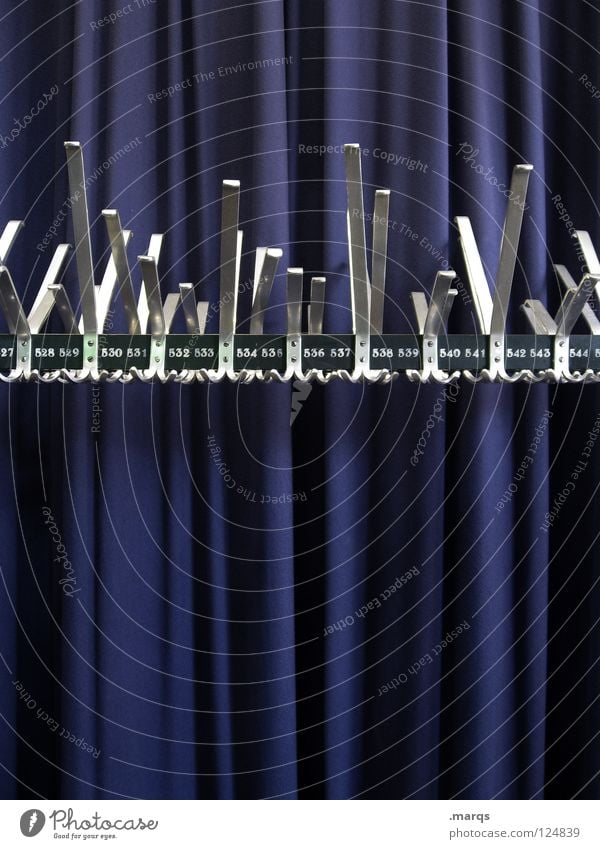 527-545 Kleiderständer Ständer Haken aufhängen glänzend Stoff Vorhang weiß Kino Veranstaltung Theater Konzert Dekoration & Verzierung Metall gänzen blau Falte