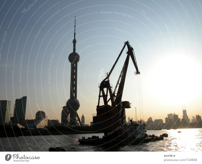 Shanghai Hafen China Asien Dämmerung Kran Fluss Wasser Stadt