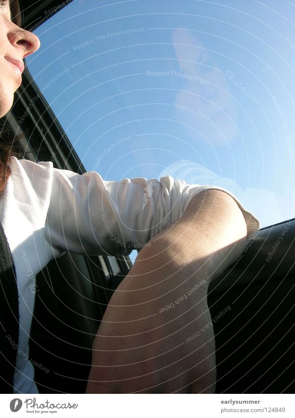 Was bringt die Zukunft? Frau Denken Sorge abstützen Wunsch Hoffnung Blick herausschauen Reflexion & Spiegelung hell-blau Jugendliche Autofahren Gedanke Hand