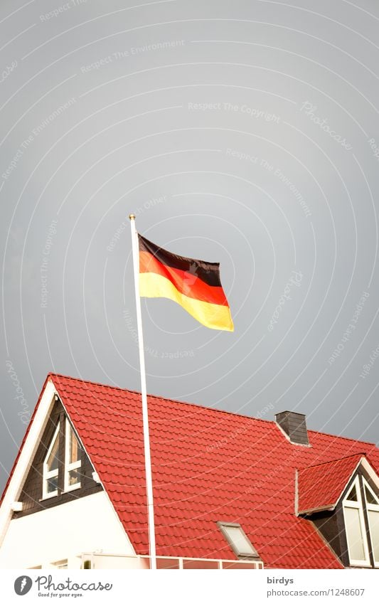 Schland Häusliches Leben Haus Gewitterwolken Wind Deutschland Einfamilienhaus Deutsche Flagge ästhetisch authentisch Kitsch Originalität Sauberkeit