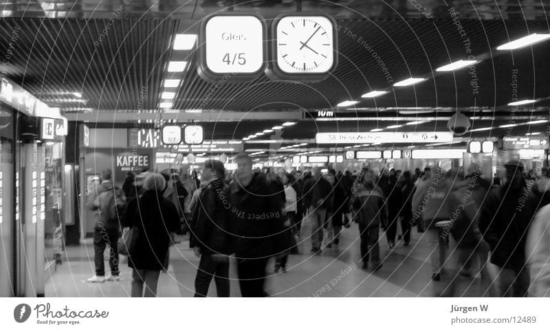 im Bahnhof 3 Uhr Langzeitbelichtung Mensch Schwarzweißfoto Berufsverkehr Düsseldorf Eile humans railway-station watch hurries