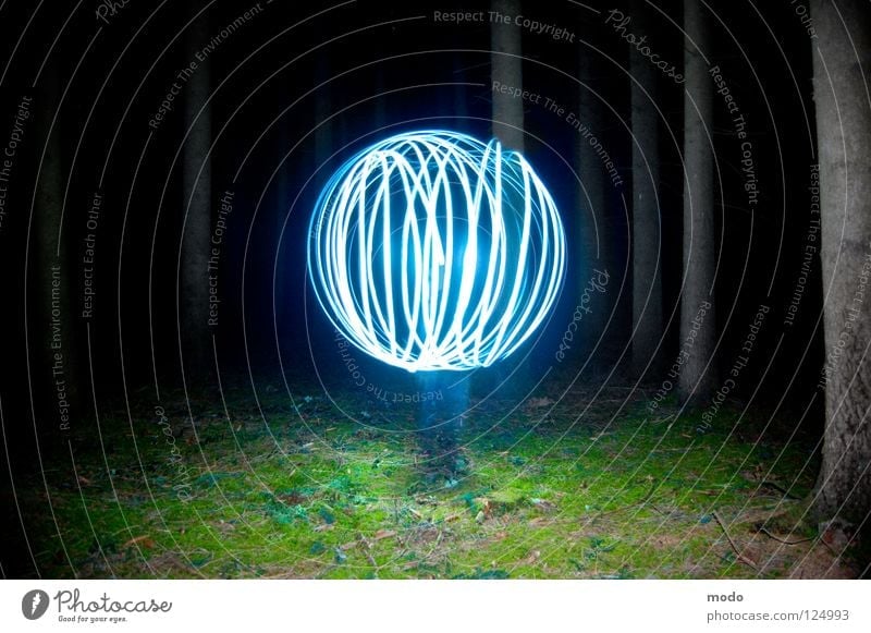 Kraftfeld No.2 Licht Wald Baum dunkel Planet Taschenlampe Leuchtdiode Gras Wiese drehen kreisen Langzeitbelichtung Laser Kugel Kreis hell blau Surrealismus