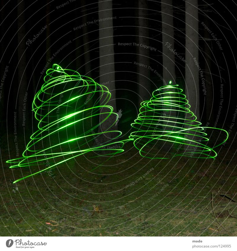 Wirbelwind Licht Wald Baum dunkel Planet Taschenlampe Leuchtdiode Gras Wiese drehen kreisen Langzeitbelichtung Laser Verwirbelung Kreis hell blau Surrealismus