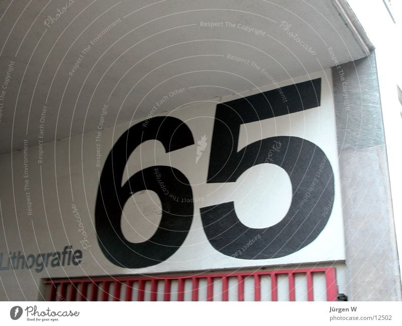 65 Ziffern & Zahlen Hausnummer Typographie Wand Fototechnik Schriftzeichen number house number writing Mauer