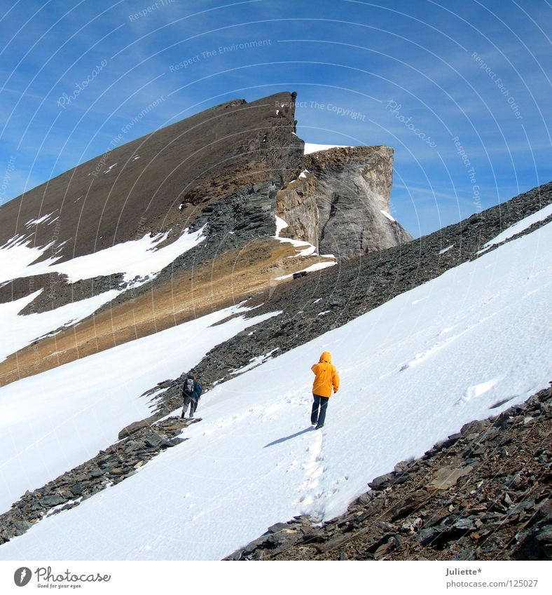 Bald geschafft! wandern Klettern weiß Schweiz steil kalt Stein Beleuchtung Berge u. Gebirge Bergsteigen schön Himmel Schnee Niveau Ferne Mountain Frost