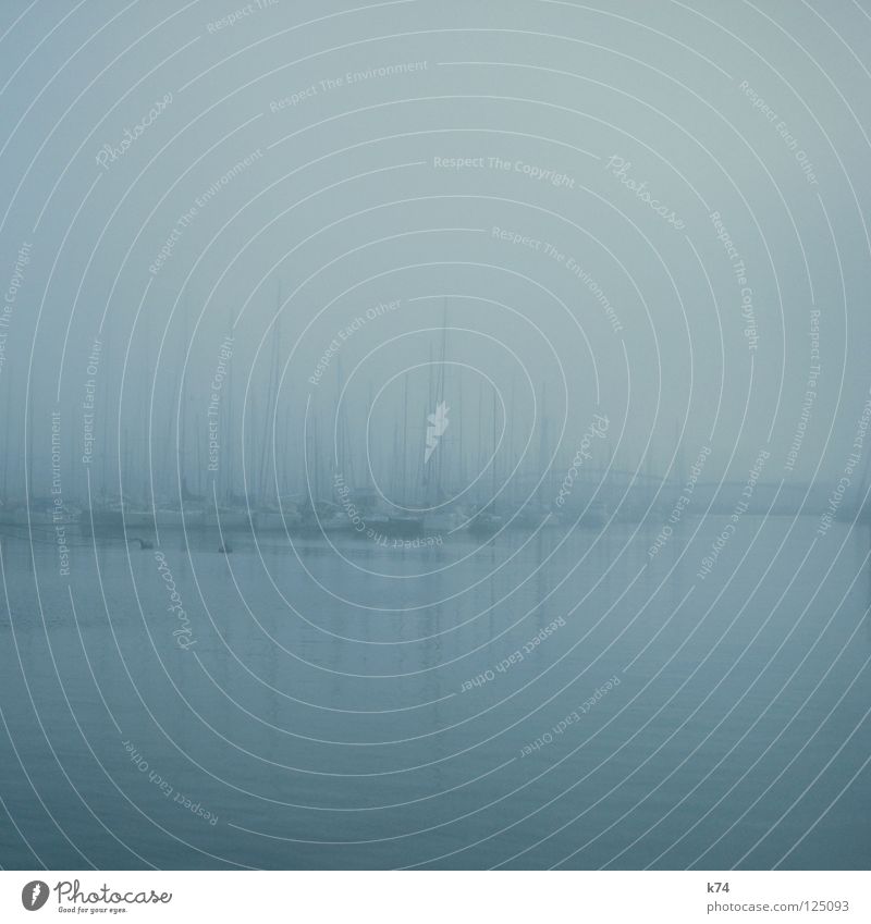 NEBEL III Nebel Wassertropfen kondensieren Hafen Segelboot Wasserfahrzeug Meerwasser Wasserdampf Ferne Durchblick Schleier Nebelbank diffus Unschärfe unklar