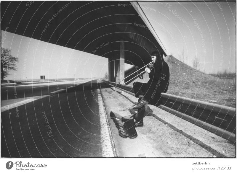 Autobahn Fahrbahn Straßenrand Seitenstreifen Leitplanke trampen Fernweh Posaune Blasinstrumente Jugendliche Brücke Verkehr autobahnbrücke per anhalter DDR