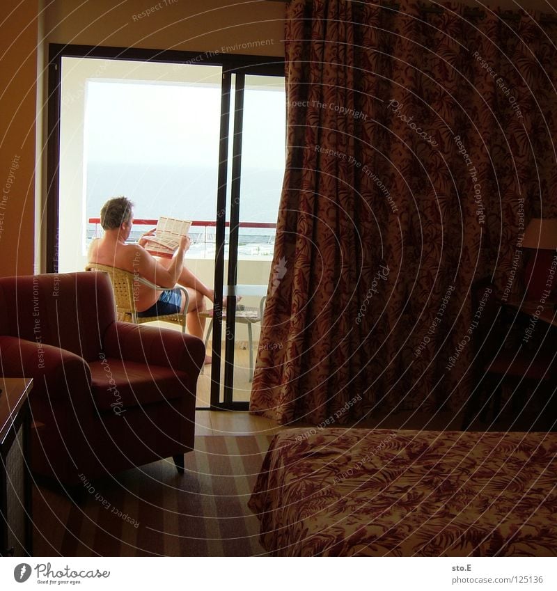 so ist urlaub! Mann Kerl maskulin Lanzarote Landschaft Hintergrundbild Horizont Meer See Hotel Hotelzimmer Raum Sessel Bett Zeitung lesen Balkon Oberkörper