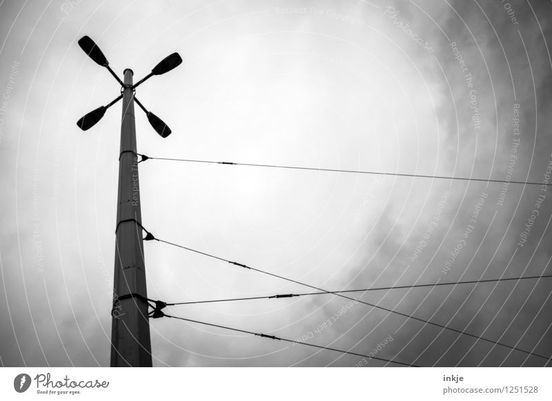 Die 4 Großstadtcowboys Kabel Energiewirtschaft Himmel Wolken Gewitterwolken schlechtes Wetter Menschenleer Straßenbeleuchtung Straßenkreuzung Drahtseil Metall